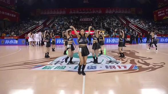 吉林对山西晚了一小时 比赛准备开打 看看啦啦队吧 #吉林啦啦队 #山西男篮大胜吉林 #篮球🏀 #山西男篮vs吉林男篮 #球场