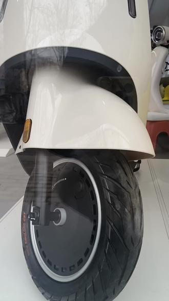 🚗救命,这款九号电动车颜值也太戳我了!✨圆润车身配酷炫轮毂,骑行回头率爆表~💨你心动了吗?👇#厉害了我的车 #九号真智能 #同城 #电动车