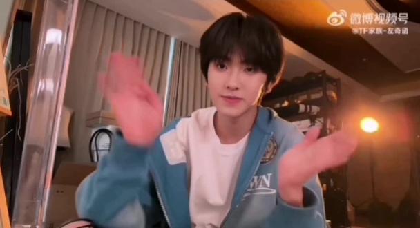 #左奇函 你们现在在干嘛呀~宝宝你好萌😍😍😍😍😍奇奇五一假期快乐呀🥰一只爱汇报的小鼠🥰🥰
