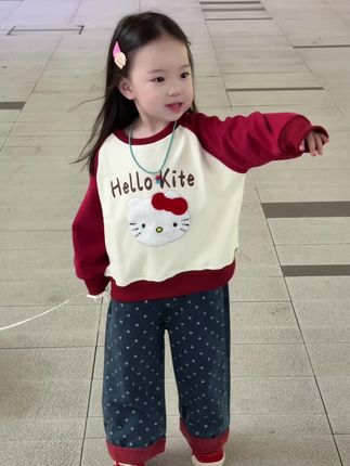 她成了我小时候羡慕的人呐 漂亮的衣服  扎好看的小辫子 贪心的我想要你一直是小孩子 但你一点点长大的样子实在让我好喜欢 虽然小时候的记忆很朦胧 但还是希望你长大以后 朦胧的想起都是幸福呀#我的女孩👧🏻 #新衣服最好看 #幼崽穿搭