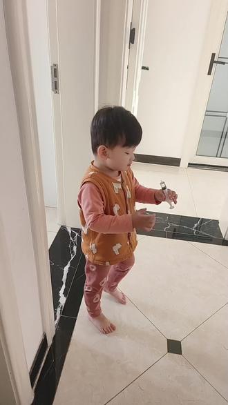 两岁五个多月的小朋友太有才了,自己拉便便会擦屁股,然后自己倒在马桶里,然后再来告诉我,他拉便便了,还说自己擦完屁屁了,然后我再给他洗洗怕他擦不干净😂这个小家伙太棒了👏