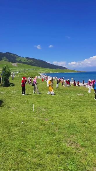 5.14📍赛里木湖实况,推荐来的朋友这样玩 赛湖今日气温在 5 度左右🌡️,赛湖已经正式进入封神时刻✨,蔚蓝湖水💙和洁白雪山🏔️映衬,岸边开满了各种野花🌸🌼,随手一拍都是壁纸级的美景📸~#赛里木湖 #新疆旅游攻略 #草原 #治愈系旅行 #伊犁