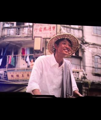 今天二刷《给阿嬷的情书》,本以为有了第一次的铺垫,内心能平静些,结果还是被老一辈那份纯朴又真诚的爱意,狠狠戳中了泪点。
以前总觉得“车马很慢,书信很远,一生只够爱一人”是句很虚的话,不懂那种藏在字里行间的牵挂,也不明白“纸短情长”到底重在哪里。现在再看,这些话全都变得具象化了。没有轰轰烈烈的告白,没有精心设计的浪漫,就是柴米油盐里的陪伴,日复一日的惦记,一句简单的叮嘱,一封薄薄的信,就装下了一辈子的深情。他们的爱不张扬,却踏实又绵长,是认定了就不会放手的坚定。
我们身处速食时代,好像很多东西只要努努力、花点心思就能得到。想要的物品、一份工作、甚至一段关系,都来得快,去得也容易。可偏偏最难得的,是一份有情有义的感情。不管是恋人之间的相守,还是朋友之间的真心,都不是靠努力就能换来的,更多时候需要很大的运气。
真心太珍贵了,愿意为你慢下来、为你付出、把你放在心上的人,真的可遇不可求。老一辈的爱之所以动人,大概就是他们不敷衍、不将就,用一生去诠释“深情”二字。也让我明白,快节奏的生活里,慢一点的真心,才最让人动容。#给阿嬷的情书 #电影语录