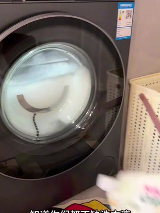 活力28你去做香水得了!新出的洗衣液一个比一个好闻!花漾茉莉真的比我那山茶花还好闻呢,这个香味真的很适合春夏秋冬天啊!#香氛洗衣液 #持久留香 #活力28#污渍轻松去除 #茉莉花香洗衣液@抖加🔥上热门🔥dou+🔥热点宝 @DOU+上热门 @抖音小助手 @巨量千川