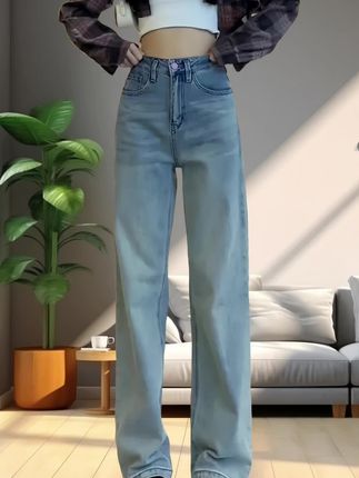 浅蓝阔腿牛仔裤,百搭款 这条浅蓝阔腿牛仔裤太绝了!高腰设计直接把腰线提到胸下,垂坠感爆炸的大裤管,走路带风还能悄咪咪藏住小腿肉,浅水洗做旧更有复古腔调~ 搭配短款白上衣露出腰线,甜辣感瞬间拉满,再踩双拼色板鞋,日常出街、逛潮店或者和朋友炸街,这套穿起来又辣又吸睛,腿长直接“作弊”,轻松成为人群焦点~#牛仔裤穿搭 #百搭神裤 #简约大气 #梨形身材穿搭 #百搭阔腿裤