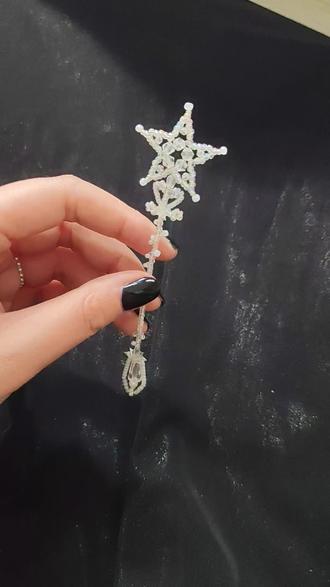 夜光串珠魔法棒教程~有材料包哦
这支星星魔法棒和之前发过的雪花魔法棒是在一个材料包里的,难度稍高哦#串珠材料包#夜光魔法棒#原创手作#BJD道具