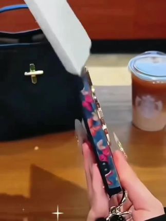 轻奢小羊皮英文蝴蝶适用苹果16手链手机壳#好物推荐🔥 #时尚手机壳 #你想要的我都有 #高端大气上档次 #不一样的风格不一样的感觉