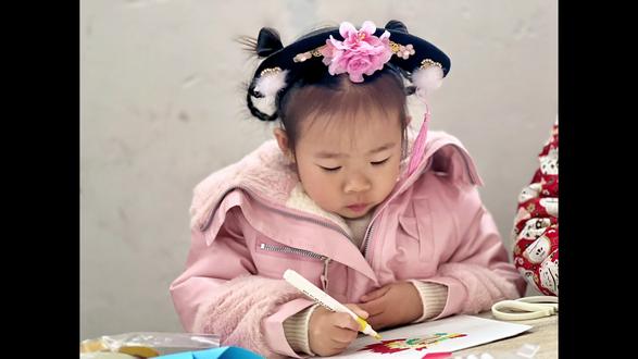 今日份亲子手工:龙灯笼。
哥哥的手工作业😛小姐妹幼儿园没有布置手工作业。我们反正没事,做好送给哥哥就好。
带着小姐妹一起动手参与,涂颜色、用剪刀、贴双面胶、粘龙鳞、挂流苏和挂绳、做龙须等等。她们觉得好玩,我也觉得比看电视好✌️做完以后,虽然成品一般般,但是也足够让她们有成就感~
本来想去打印龙头龙尾巴的,奈何天气实在太冷,不想出门,只能自己画了🤣就我这技术,画成这样也是相当不错了😏
做完以后,想给小姐妹拍照。结果妹妹有点不耐烦,不配合拍照。只给悠拍到照片。
姐姐,五周岁十个月➕18天。
妹妹,三周岁五个月➕18天。
#手工 #人类幼崽成长记 #记录真实生活 #萌娃 #日常vlog