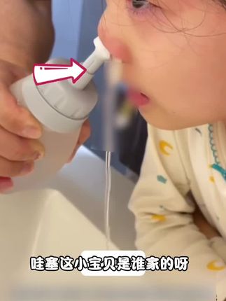 换季了,宝宝鼻子又开始呼哧呼哧了,赶紧给它用上小象舒比家的洗鼻器,像这样堵住一侧鼻孔,然后挤压出溶液,清洗鼻腔里的脏东西。它的鼻头很圆润,不会戳到宝宝,而且还是可以调节出水大小的,大人小孩都能用。家里有娃的一定要备上一个!