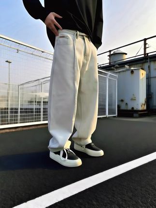 UNAPS秋季新宠 解锁Cleanfit穿搭新姿势 秋风起,衣橱急需注入新鲜血液!UNAPS秋季新款可拆腰绳牛仔裤,男女同款宽松直筒版型,一键get慵懒高级感~ 亮点速递: 1️⃣腰绳自由拆卸,一裤两穿玩转个性 2️⃣直筒剪裁修饰腿型,藏肉显瘦一绝 3️⃣男女同款设计,装轻松拿捏 4️⃣ Cleanfit极简风,百搭不挑人 无论是搭配卫衣的休闲周末,还是混搭衬衫的通勤日,这条牛仔裤都能完美适配!评论区已种草一片,你还在等什么?速戳链接,把秋日氛围感穿在身上!UNAPS新品Cleanfit穿搭秋季必备 #穿搭推荐 #不潮不出街 #早秋穿搭公式来了 #跟抖音趋势榜学变美 #型男穿搭