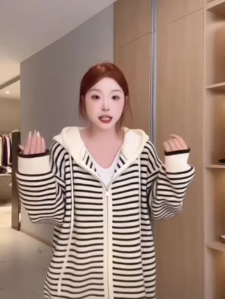 杏色抽绳连帽条纹针织开衫女秋季韩版宽松加厚毛衣外套女#连帽#条纹#针织开衫#韩版#宽松