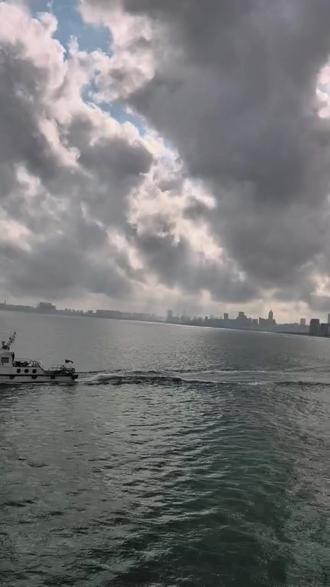 海安新港过海,22小时流水账之详细信息
✅12:00南宁出发(兰海高速)—-16:25雷州高速出口出高速,到徐闻的高速段封路;
✅出高速后,选择导航最顺畅的路线到徐闻,20:00到达徐闻县城,在到港口的路上找了一个超充站(广州天汇超充站)等了30分钟,充电1小时
✅21:30在去海安新港的顺路途中,路过徐闻县城夜市买了些小吃(清补凉、麻辣烫、炒粉……)事实证明,买的这些吃的带上,在排队的时候缓解了我们的情绪😊,然后开往海安新港,这时候看导航显示全绿,仅仅30分钟,心中窃喜🫢(以为晚上会丝滑过海,以为不起雾了会丝滑过海……)
✅22:30到达海安新港,到环岛处就开始交通管制,环岛开始有过海车辆指示,跟着指示走,就会来到过海车辆排队的队伍中,这一排就来到了第二天
✅凌晨4:45过第一个闸口,第一个闸口乘客要下车走路过去再和司机汇合,第一个闸口会出示身份证,会给司机一张票,主要是泊车位和船号,过闸口很快,过了闸口后就等着登船,
✅凌晨6:00多登船,早上8:00左右开船,10:00多到达海口秀英港✌️
🥳春运过海耗时真的长,主要是因为等待船的时间,船到港后要下车,根据船量,再放行车辆,一批一批放行,但总体是顺利的,不用太担心,2月的票现在都可以过,提前或延后都可以,我们买的海安新港的票,还是走的海安新港过的,因为徐闻港也排队,所以个人觉得不用纠结去哪个港口过😀
有啥过海的问题🉑留言,㊗️大家过海顺利#海安新港 #海安新港轮渡 #海安新港到秀英港 #徐闻美食 #轮渡