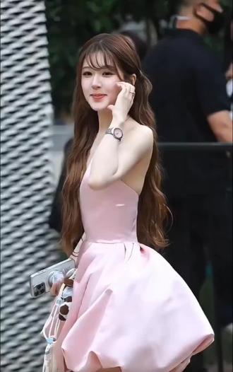 赵露思上海闺蜜见面会亮相!樱粉粉裙是花仙子,被称人间水蜜桃。