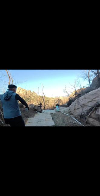 大珠山越野赛前半段和马神@野马 PK瞬间😂。不光腿上要使劲,语言和心理干扰同样得用上😁。第一个大上坡看到他路边捡了根棍子,就害怕他抢我登山杖,赶紧捂好了,还好还好,没抢😏#逗逼队友 #越野跑 #队友迷惑行为 #大珠山越野赛