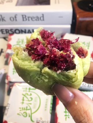 你可以没去过云南,但是你一定要试试云南的玫瑰鲜花饼,打开就是扑面而来的玫瑰味,采用的都是真材实料的玫瑰,花瓣就是软的,外来包裹着香甜的采用的花馅,一口下去满口都是花香。#抹茶控 #玫瑰 #鲜花饼