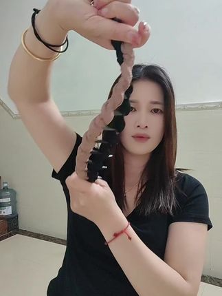 给大家分享一个超绝的麻花发箍,它是由这种多层的麻花辫造型的,正反都可以戴,戴上去之后呢,就可以很好的增加我们头顶的层次感,轻松打造高颅顶,而且搭配什么发型都很好看。