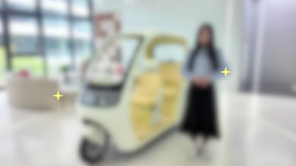 以轻奢美学,定义出行格调。 取自然与甜品跨界灵感,全R角曲面车身勾勒流畅线条,治愈系高级配色,环形灯组搭配大屏座舱,柔美与科技共生,出行即是视觉盛宴。#小通品牌发布会 #小通安全三轮车 #小通开心果T1