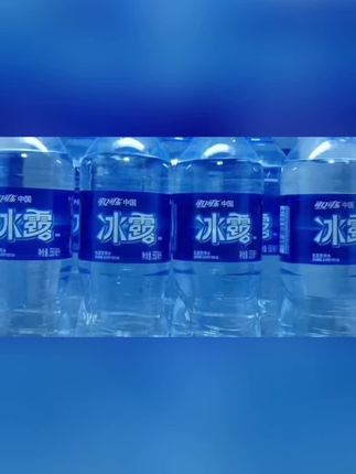 矿泉水真的杀疯了,一箱到手二十四瓶,你看看才啥价,每瓶不到一块钱,这不妥妥的白菜价。它是可口可乐公司出品的矿泉水,水质优良,一口下去冰冰凉凉的,口感瞬间牵动每根神经。清爽解渴,冰清玉洁,瞬间消散着炎炎夏日。夏日火锅、烧烤或运动后,来上几瓶真的很合适!夏日爱喝纯净水的姐妹直接冲!#矿泉水 #健康饮水 #瓶装水 #冰爽一夏
