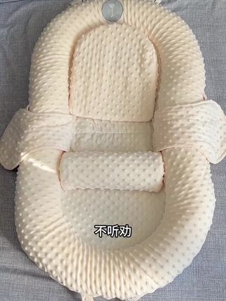 月子里爸爸就给安排了这个床中床,终于不会一放就醒了,宝宝能睡好几个小时,睡哪放哪,也不用担心大人压到宝宝#母婴好物#床中床 #带娃神器