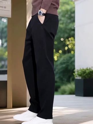 真维斯2025秋季王炸男士休闲裤。 千万别错过这条神裤!它是一线奢牌专用的莱赛尔天丝面料,天然木浆纤维,柔软又垂顺,透气超舒适还免熨免烫、防褪色。直筒宽松版型,像尺子一样直,完美修饰腿型,腿弯、罗圈腿都能穿出大长腿。轻商务风格超赞,上班搭配衬衫干练专业;休闲时配T恤、卫衣,潮流感十足。而且颜色超百搭,藏蓝、黑、灰等都是经典色。做工细节满满,品质超高。 宝子们别犹豫,冲就完事儿!#真维斯 #男士休闲裤 #2025秋季新款 #轻商务风 #百搭神裤@抖加🔥上热门🔥dou+🔥热点宝