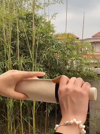 120骨全自动晴雨伞:一伞应对全天候,省心更安心 告别手动开合的繁琐,这款全自动晴雨伞,凭一键开收设计轻松解放双手,赶地铁、提重物时也能秒速撑伞,日常通勤的便捷感直接拉满。 硬核防护力更让人放心,120根加粗伞骨强强联动,狂风暴雨中稳稳抗住冲击,不翻折、不软塌,再也不用手忙脚乱扶伞骨;伞面经过加厚加密处理,不仅能强力阻隔暴雨侵袭,还能有效抵御紫外线,晴天出门不晒黑、阴天遇雨不湿身,真正实现“一伞两用”的安心。 更贴心的是加大伞面设计,单人使用空间宽敞不局促,偶尔和同伴同行也能稳稳遮护两人。无论是日常上下班、周末户外出行,还是突遇降雨的紧急时刻,它都能成为你的随身防护屏障,让晴雨出行都自在无忧。