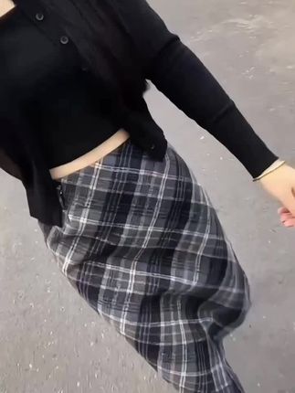 姐妹们,这个裙子真的好好看啊!它真的特别百搭,不管搭配什么上衣都很好看,穿上就是那种韩里韩气的感觉,真的太好看了!#休闲穿搭 #格子半身裙 #半身裙