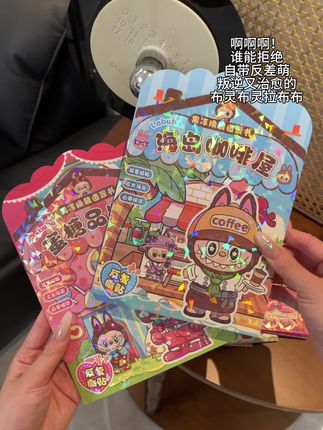 小朋友喜欢的果冻贴纸来了!Q弹弹的材质非常耐玩,就像真的果冻一样,滑溜溜的,怎么都不粘,可以反复粘贴,也不怕宝宝乱贴了。脏了用水洗一下就可以啦,干了又会变回原来的模样#拉布布#贴纸 #动手能力