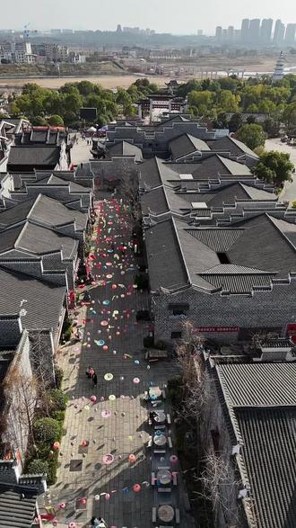 恩江古城春节花灯秀即将开启#恩江古城#恩江古城新年灯会 #恩江夜宴马踏丰年 @恩江古城