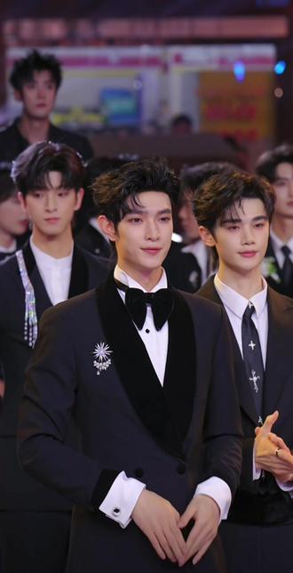 404k男团来龙浩天大舞台了!主持嘴跟不上礼物啊!😆太排面|#404k @晚秋🍁 #龙浩天 @龙浩天🐲 (4.10中午12点生日庆) @404-K #谁是你心中最有实力的男团 #银河系a @以太⚡·银河系A #鲸渝101 @峻伊🤍⁹²⁸-101