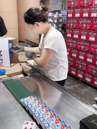 家人们!今天必须给大家狠狠安利一波超划算的扑克牌!咱们这扑克牌可不一般,直接由厂家发货,省去了中间那些弯弯绕绕的环节,把实实在在的优惠都让利给大家啦!价格那叫一个超实惠,优惠力度大到超乎想象!每副扑克牌低至几毛钱就能轻松到手,这简直就是“骨折价”啊!无论是家庭聚会时和家人一起玩,还是朋友聚餐时增添欢乐氛围,又或是作为小礼品送人,这扑克牌都是绝佳选择!这么好的机会可千万别错过,赶紧多囤几副,让快乐加倍!