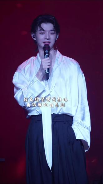 霍尊与武汉现场的粉丝分享工作安排 #霍尊 #直拍 #武汉 #霍尊重庆演唱会