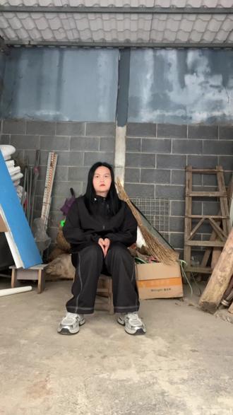 过两天就是新年了,我在纠结不知道回不回去婆家过年,回去过年家里只得一个房间,以前孩子小的时候回去的话可以睡在一张床,但是现在孩子大了不可以一起睡了,一房间我女儿要睡,女儿又不肯和我睡,如果女儿愿意跟我睡的话就好了,家里只有一个十来平方两层的房子,房子虽然是两层,但只得一个房间,一楼下面有一个位置是煮饭的,有一个位置是吃饭的,其实也是一个房间,只不过切幅墙隔开而已,二楼上面那个小房间的宽度也只好刚刚铺得下一张一米五的床,出来外面那里放些其它东西,反正二十来年了也习惯在租房子外面过生活过年了,平常吋偶尔回去一下,也是家里和村里有大小事才回去而已,但是平常时我女儿在学校里了,我回去的话可以睡那个小房间了,过年的时候就不同了,过年又不可以回娘家过年,这是我们当地的习俗,如果可以回娘家过年的话我就回娘家过年了,每次都是在外面租房家过了年,到年初几再回娘家,我在外面颠沛流离的日子到什么时候才是尽头阿#想回家过年的无奈#出租屋