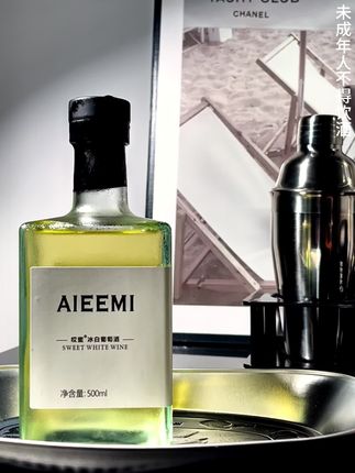"热到没胃口?这瓶冰白葡萄酒救我狗命!" 挖到冷门宝藏!哎蜜方瓶冰白真的好喝到跺脚 入口像丝绸般顺滑 酸度清爽得刚刚好 冰镇后喝简直了!搭配柠檬虾仁一秒入夏🦐 酒香典雅不冲鼻 吨吨吨完全没负担 瓶身设计简约高级 拍照直接原图直出📸 下班回家倒一杯 窝沙发追剧幸福感拉满 姐妹们信我 这瓶真的挖到宝了💫 #微醺时刻 #喝酒要微醺 #好酒推荐