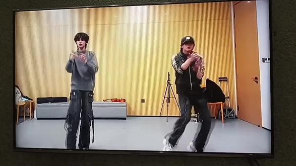 #橹穆#豚馒#杰丞#荣耀之战纪录片
启用了2711年未用的电视,大屏看橹穆,夯爆了