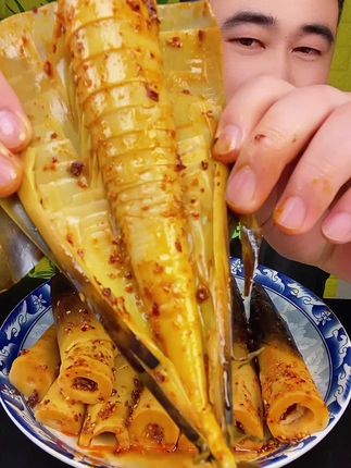 破价手剥笋 一包一斤五百克,大包装,香辣味,泡椒味,原味,三种口味,嘎嘣脆嫩鲜,解馋解腻,怎么吃都好吃,凉拌炖肉涮火锅,一家人都爱吃的小零食,好吃实惠#手剥笋 #零食推荐 #手剥笋清脆爽口 #谁懂这一口的好吃程度 #超级好吃过瘾