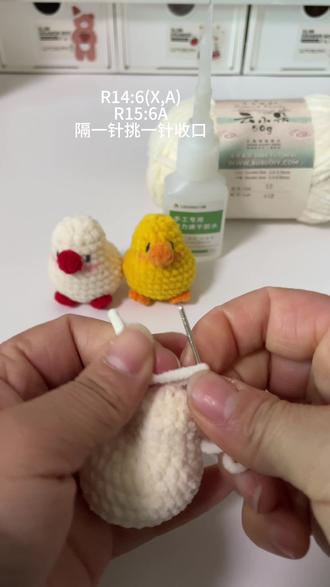 视频教程:迷你小鸡仔🐥,小小一只,非常可爱
🧶:趣织社云小朵@趣织社服饰配件旗舰店
🎨:12号奶白,41号正红,05号黄色
🪡:2.0mm钩针
胶水@力桑胶水 力桑强力速干胶
感谢博主大大@一只普通的丸子 的图解分享👍👍
#钩针教程 #钩织小物件 #手工教程 #小猫 #手工钩针编织教程