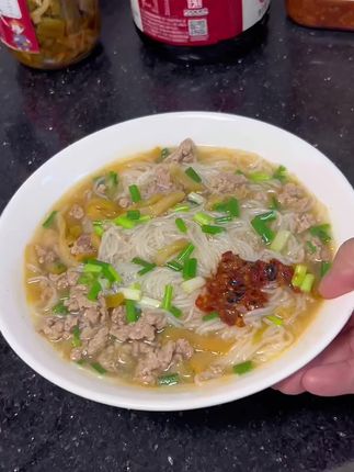 煮一锅这样的肉末汤米粉,老小孩都爱,加点肉丁又营养