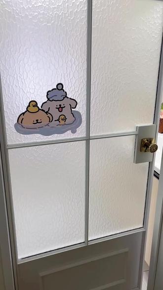 【2㎡厕所逆袭记|我家卫生间是个“空间魔术师”】
谁说小户型不配有梦想?
我家这个2㎡的一字型卫生间,
愣是被我装出了5㎡的视觉效果!
朋友进来都惊呼:
“你这厕所是学了缩骨功吗?”
💥 显大秘诀一:瓷砖要耍流氓
柔光砖直接铺到顶,
白得发光,亮得反光,
小偷进来都得戴墨镜!
💥 布局心机二:下沉式淋浴区
不做隔断做下沉,
3cm高低差搞定排水,
水流乖乖自己溜走,
保洁阿姨都夸我天才!
💥 收纳玄学三:浴室柜是黑洞
护肤品、洗发水、杂七杂八,
统统吸进这个“异次元空间”,
关上门岁月静好,
打开门连我自己都找不到!
🎉 终极彩蛋
现在上厕所都有选择困难症:
“今天是要享受五星级酒店体验,
还是要体验太空舱的感觉?”
PS:我妈说我装修完这个卫生间后,
整个人都变得“心胸开阔”了——
毕竟2㎡都能装下这么多东西,
还有什么不能包容的呢?😎
(温馨提示:装修有风险,模仿需谨慎,可能会让你爱上上厕所)#卫生间装修 #小户型卫生间 #浴室 #装修避坑 #装修分享