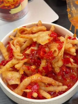 无骨鸡爪还得是棒小爪家的好吃!个头大肉又很厚实,肉质Q弹非常嚼劲,越吃越过瘾,边追剧边嚼更过瘾!#无骨鸡爪#嘎嘎好吃 #谁懂这一口的好吃程度 #酸辣柠檬鸡爪