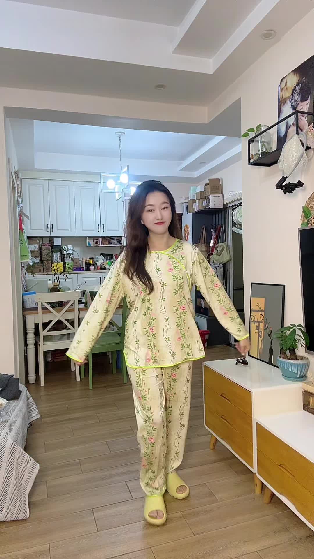 要是中规中矩的家居服穿腻了,换换这种新中式的,还挺有不一样的韵味#家居服套装 #家居好物 #国风#睡衣穿搭