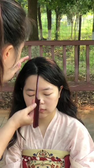 今天来一个户外妆造,俏皮的唐风造型,先中分,分前后两区,后区分两份,分别编辫子沿头型固定,前区分别带上两个牛角包,先分一层,均匀的包裹牛角包,然后分上下两层,根据脸型设计款式,发尾收在后区,后脑勺上一个垫发包,下面在上一个抱面,可以增加发型的宽度,会显脸小哦,再加一条60厘米发排,梳理干净,均匀分成两份,交叉沿头型边缘包裹,发尾收在头顶,套上一个发网,调整固定,头顶加一条60厘米发排,加一个小发包,再加一个假发件,用发排包裹发包,发尾一会盘在后区,再一片发排拧八字固定在发件上,发尾绕环在旁边,最后一条发排拧一股固定,发尾在后脑勺做饱满度,带上头饰,俏皮可爱的唐风发型完成,可以开拍咯!#汉服妆发 #汉服妆造 #汉服发型 #国风汉服 #唐风发型