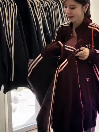 韩版三条杠短款外套女秋季新款小个子独特超好看韩系chic别致上衣#潮流时尚穿搭 #洋气上档次 #穿出自己的风格 #谁穿谁好看不分年龄段