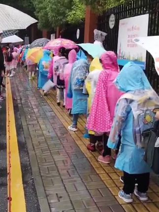 加厚儿童雨衣,小小一片方便携带,还可以重复使用#儿童雨衣 #儿童雨衣推荐 #便携式雨衣 #雨天出行 #上学必备的好物推荐