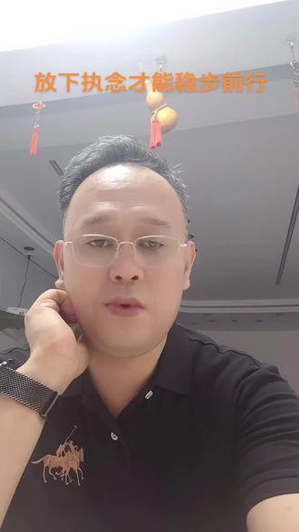 放下执念才能稳步前行!投资有风险入市需谨慎! #重生之我是天才交易员 #创作者中心 #创作灵感
#交易心得 #贵知居士
大家好,我是贵知居士。
你是不是也这样?看别人顺着行情做就有收获,自己跟着进场就回调,转头就叹 “还是自己不懂,赚不到钱”!更戳心的是,偶尔凭机会拿到没看懂的收益,最后大多会吐回去,甚至亏了本金!到底是真不懂,还是被 “必须懂得多才能赚” 的想法,还有贪心困住了?
很多人都想错了,觉得得摸清所有走势、学完所有方法才赚钱。但交易里最坑人的,其实是贪心和执念!你以为的 “不懂”,说白了就是想抓所有机会、不愿错过任何波动 —— 被一堆知识绕晕,被欲望牵着走,非要逼自己 “啥都懂、啥都抓”,才在市场里寸步难行。
“不懂就赚不到钱” 就是误导人的话!你真正拿不住的,是带着贪心赚来的侥幸收益。靠机会赚的钱之所以吐回去,根本不是不懂,而是太贪心、太想掌控:瞎操作、随便加仓位、不设风险底线,这才是亏的关键!真正靠谱的做法,从不用 “必须懂透” 绑着自己,而是放下 “啥都要懂、啥都要赚” 的执念,顺着市场节奏来,越不贪多,反而越能慢慢积累。
别逼自己 “啥都懂”:守住 1-2 个自己用着顺手的信号,简单的反而管用;
接受 “不是所有机会都能抓”:只做有正向预期的操作,看不懂的就放弃,不贪心才稳;
意外赚了钱别飘:立刻降仓位、收紧风险底线,就当是市场给的礼物,别当真本事。
越想靠 “本事” 守住机会赚的钱,反而越容易亏!贪心和执念,才是让收益跑掉的根源。下集咱们拆:机会赚的钱,为啥难靠 “实力” 留住?教你用简单逻辑打破执念,稳稳拿到该得的!
如是交易,如是观贵知行,如是我心,如是我道,如是此生。