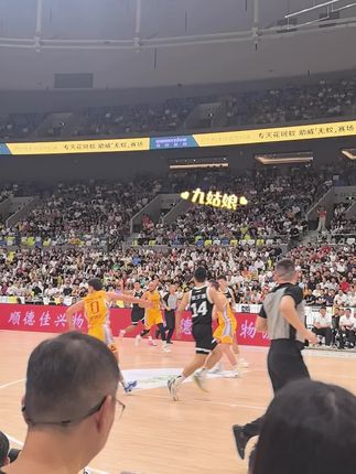 帅😎国内最强后卫徐杰👍1-5摇摆人,34分11个篮板。周鹏现场指导👍#徐杰 #周鹏 #广东宏远 #篮球 #比赛
