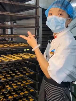 外面是一层酥皮和雪媚娘。里面包裹着满满的咸鸭蛋黄,一口下去,软糯香甜,醇香细腻,特别好吃!#雪媚娘蛋黄酥 #一口沦陷的零食 #糕点美食 #蛋黄酥 #糕点美食