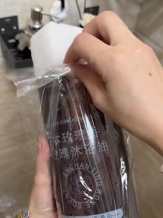 大品牌是真舍得用料,从没用过这么香这么有质感的#乌木玫瑰沐浴油 油包水的质地洗感超级棒,乌木与玫瑰的调香妈呀太高级了!#3斤装沐浴油 #自带体香 #以油养肤 #涵琳蜜语