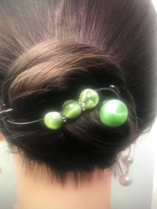 夏天简约随手盘发一字扭扭夹新款抓夹高级感珠珠水钻发夹女 气质又显发量的牡丹花流苏抓夹来啦!适合35至55岁姐姐,高级典雅大方#花朵抓夹 #羽毛发夹 #秋冬新款 #这也太好看了