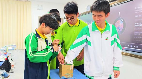 高一 25 班限定!!!|女生节快乐,永远闪闪发光 高一 25 班女生节温暖上线~
男同学精心写祝福、送鲜花,致敬每一位女生与女老师;双向奔赴的暖心回复,惊喜抽奖不断档!
#全程用小米17系列拍摄,定格青春最纯粹的美好与温柔。
愿你们眼里有光、心中有爱,不负韶华、自在闪耀🌟
#班女生节温暖#高要一中#女生节 #人间观察计划