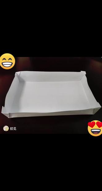 纸船怎么折能放100个硬币
我自己折纸船的经验
1. 对折A4纸:将A4纸沿长边对折,然后展开,形成一个中间的折痕。
2. 折出船头:将纸的左右两个角沿着中间的折痕向内折,形成一个三角形的船头。
3. 撑开船体:轻轻撑开船体,把中间的部分翻开,调整成一个宽大的菱形或近似正方形的底面,这就是船的主体了。
4. 加固船舷:将船的四条边向上折起大约2-3厘米的高度,形成船舷。这个高度不宜过高,否则会减少底面积。
5. 定型:轻轻捏一下各个折角,让船的形状更稳固#希望对大家有帮助